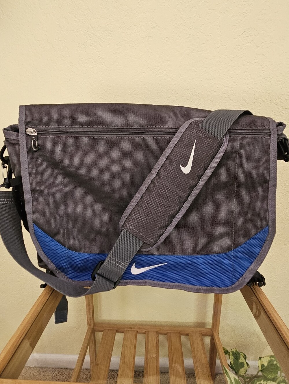 Nike Messenger laptop travel bag.